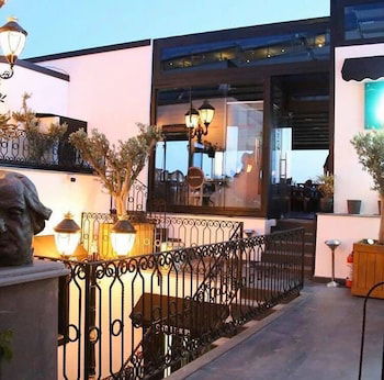 Art &Amp; Interiors Boutique Hotel