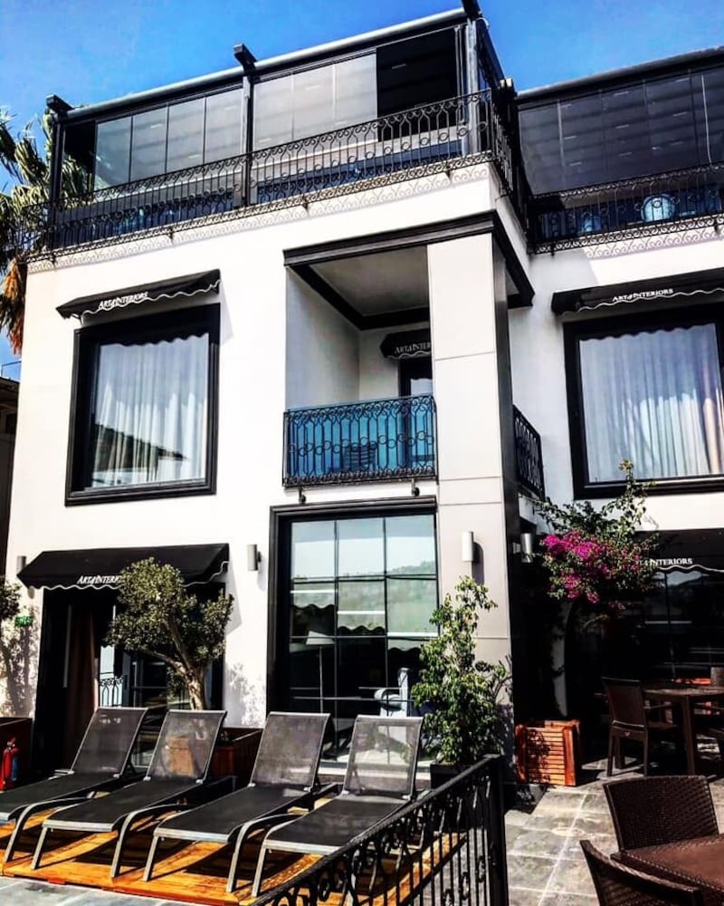 Art &Amp; Interiors Boutique Hotel