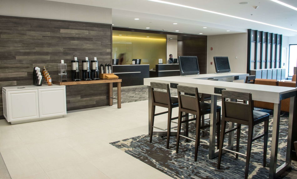 DoubleTree by Hilton Hotel Syracuse Bar