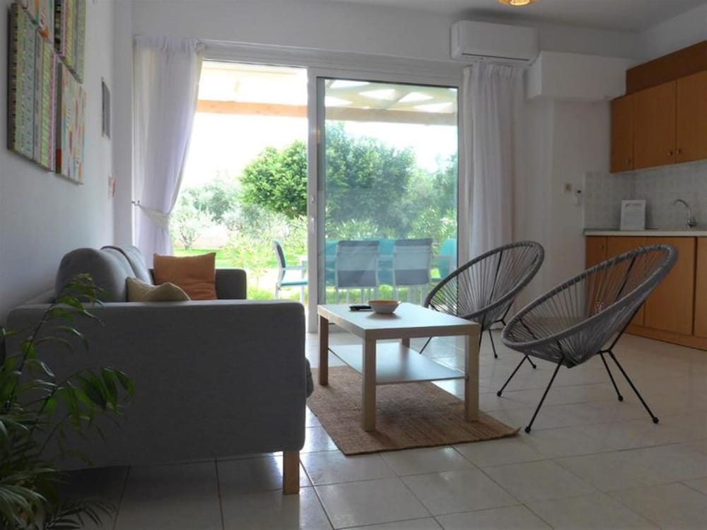 2206763-kalamaki-plaza-apartments-ptero.jpg