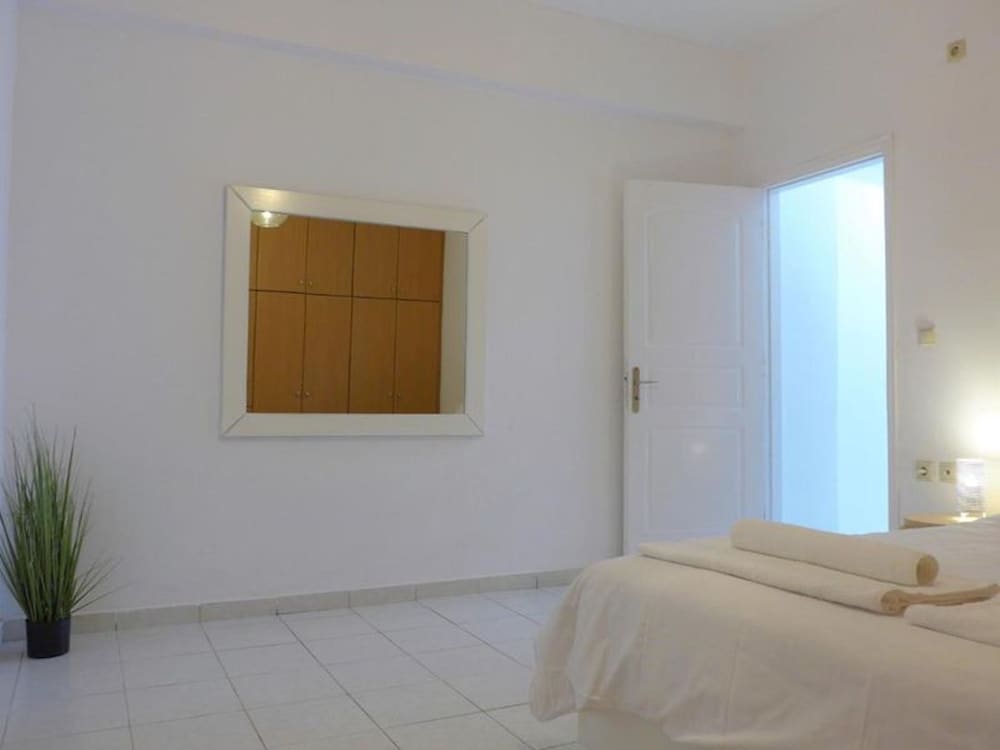 2206773-kalamaki-plaza-apartments-ptero.jpg