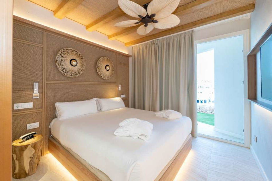 Suites Del Lago Eco Hotel & Thalasso Pool Room Example