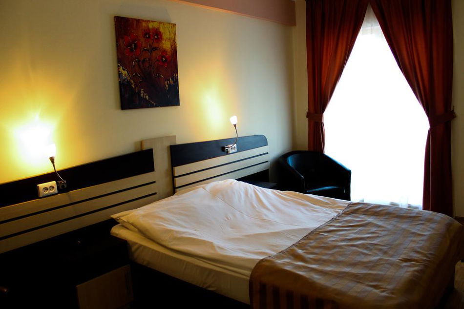2463276-hotel-zimbru.jpg