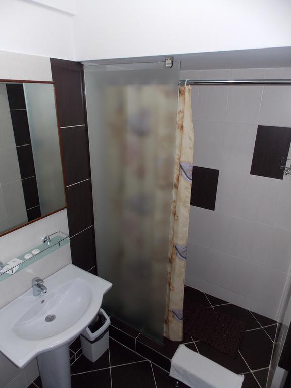 2463286-hotel-zimbru.jpg