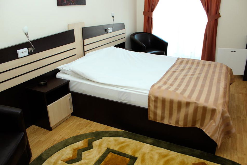 2463294-hotel-zimbru.jpg