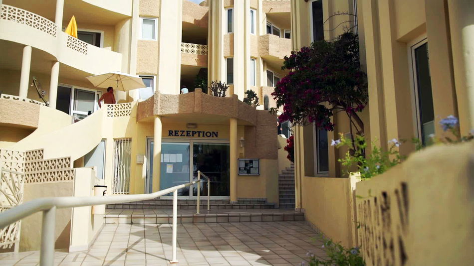 R2 Maryvent Beach Apartment Exterior