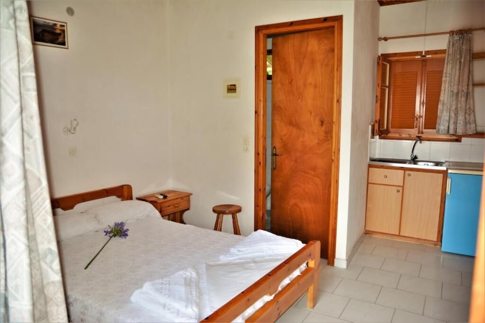 2436604-petros-giatras-rooms.jpg