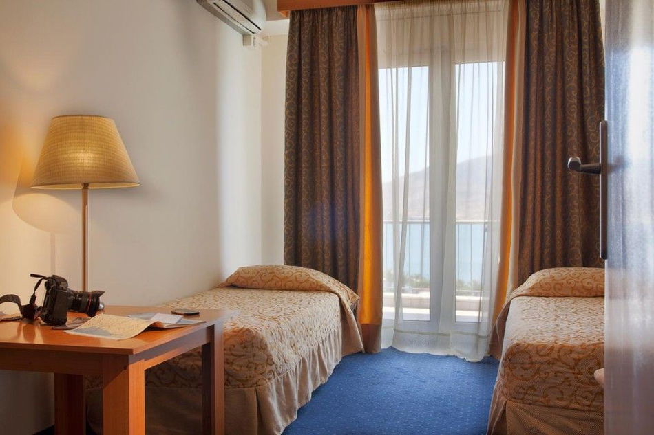 2455844-lucy-hotel-chalkida.jpg