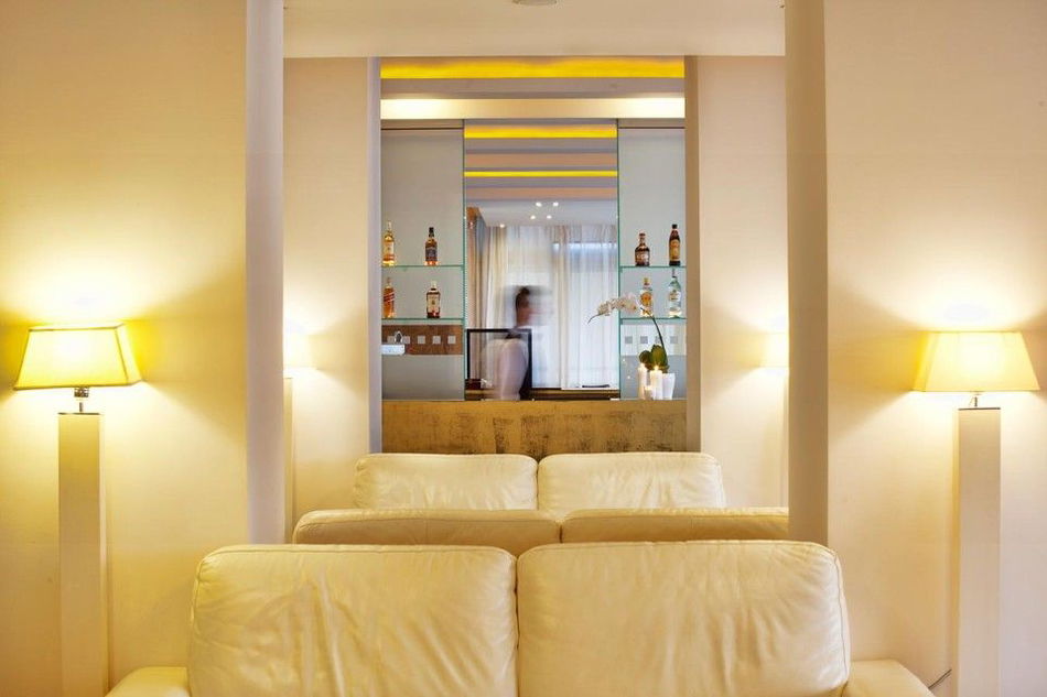 2455903-lucy-hotel-chalkida.jpg