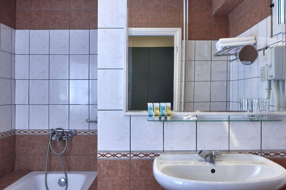 2455966-lucy-hotel-chalkida.jpg