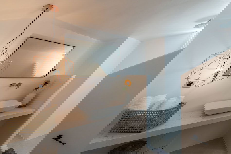 67a8f33c_z