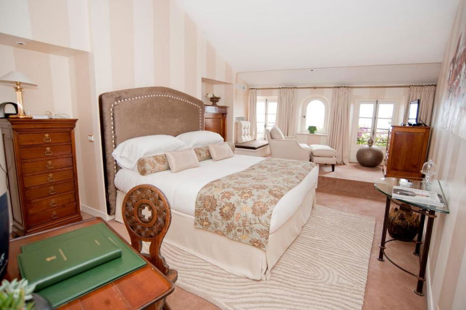 Chateau De La Chevre D Or (12 Km From Nice)