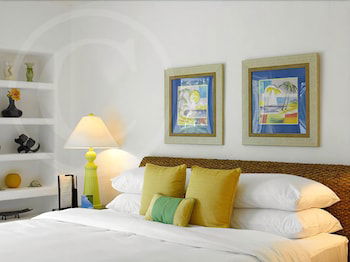 Royal Glitter Bay Villas