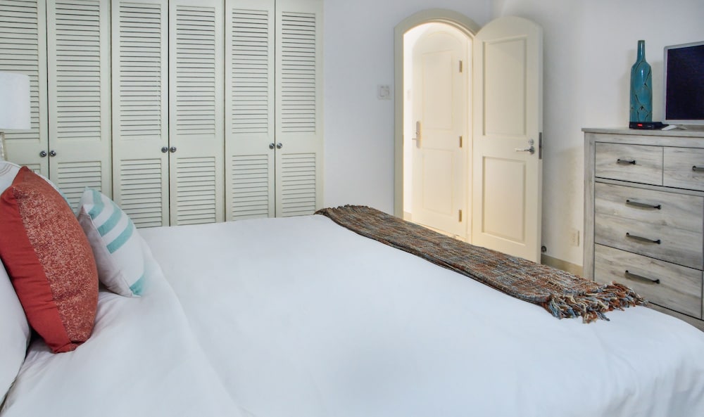 Royal Glitter Bay Villas