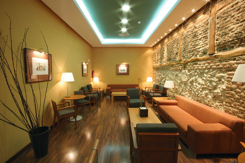 Victoria IV Lounge / Lobby