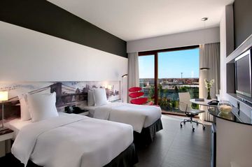 3917724-hilton-madrid-airport.jpg