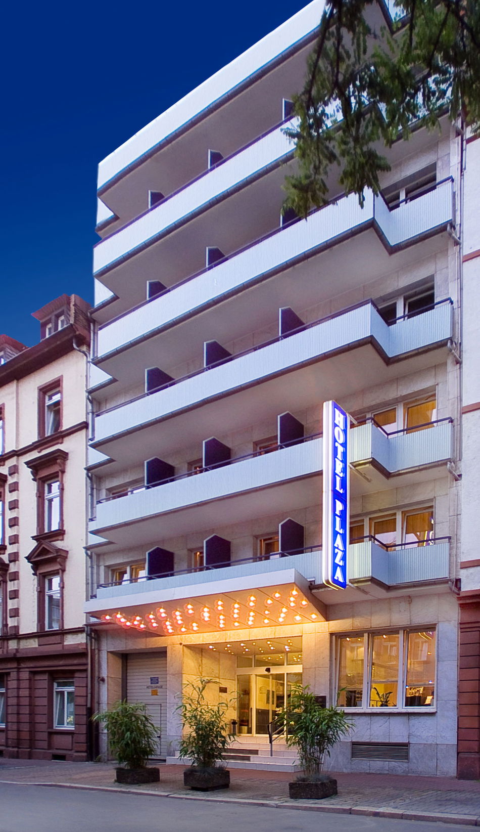Favored Hotel Plaza Frankfurt Exterior
