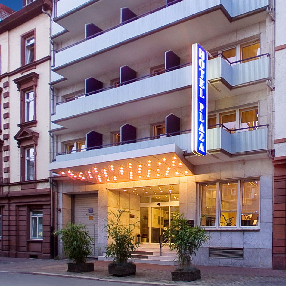 Favored Hotel Plaza Frankfurt Exterior