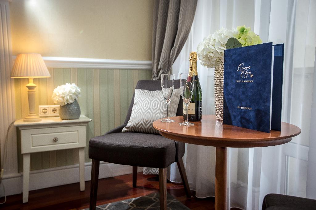 Hotel Queen's Court Hotel & Residence