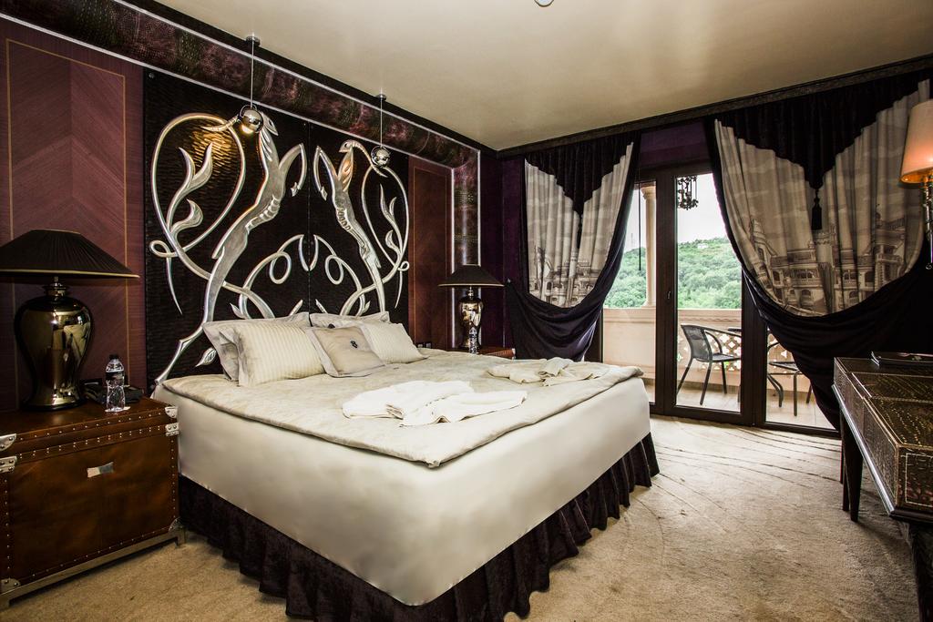ROYAL CASTLE HOTEL