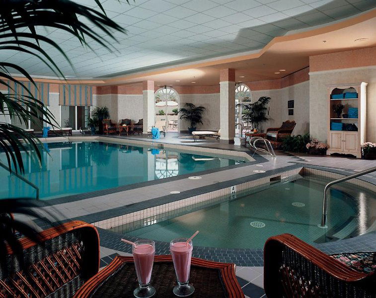 Fairmont Hotel Macdonald Outdoor Pool