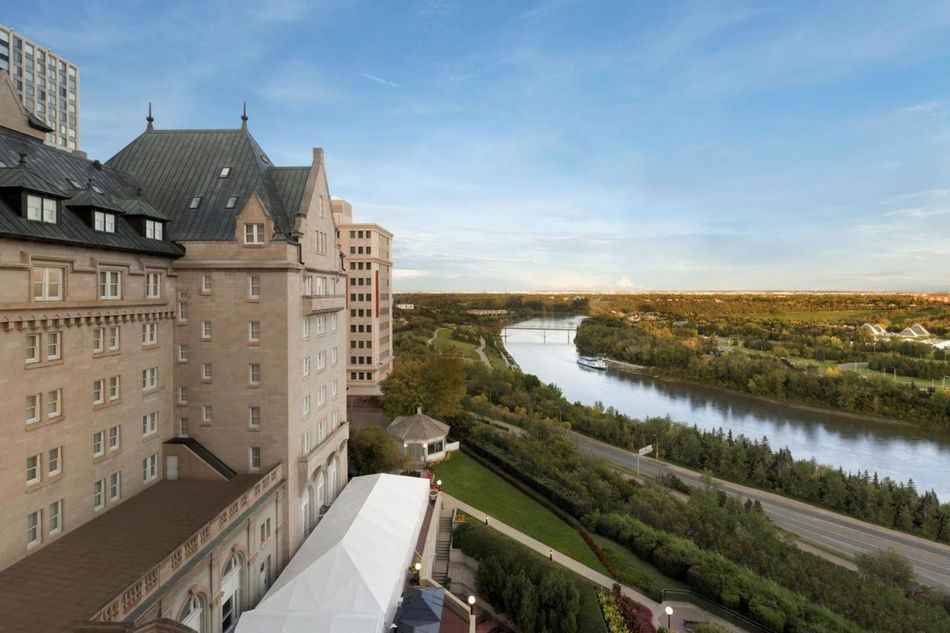 Fairmont Hotel Macdonald Exterior