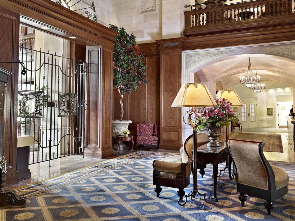 Fairmont Hotel Macdonald Lounge / Lobby