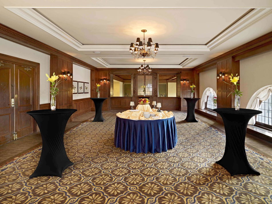Fairmont Hotel Macdonald Lounge / Lobby
