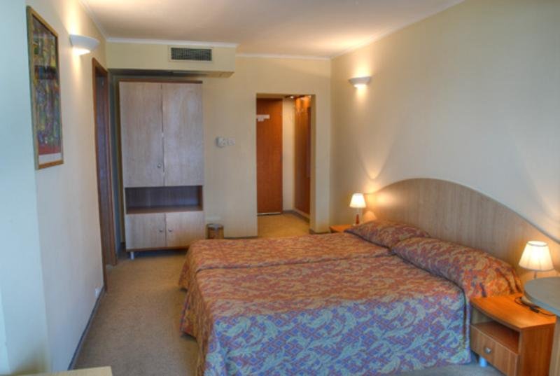 Hotel Bellevue Room Example