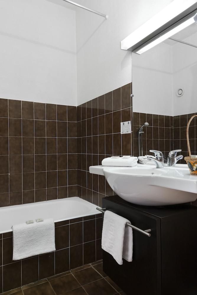 Hotel The Originals City, Hôtel Galaxie, Nice Aéroport