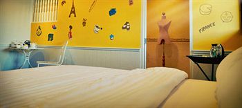 2410766-around-the-world-bed-and-breakfast.jpg