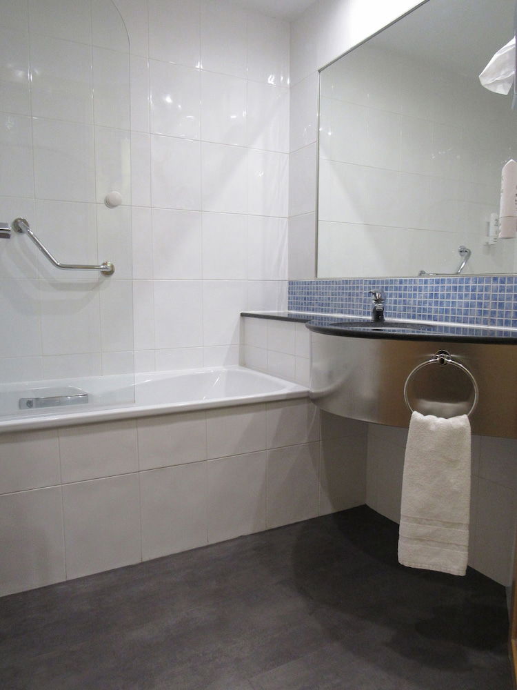Hotel Holiday Inn Express Barcelona - Sant Cugat, An Ihg Hotel