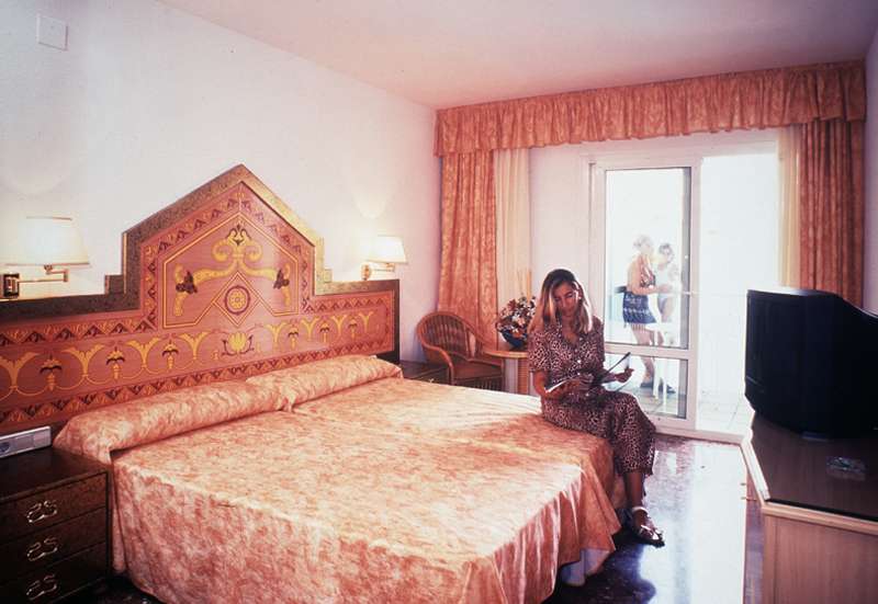 Canada Palace Room Example