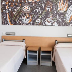 Sejur Youth Hostel Pere Tarres vacanta Barcelona