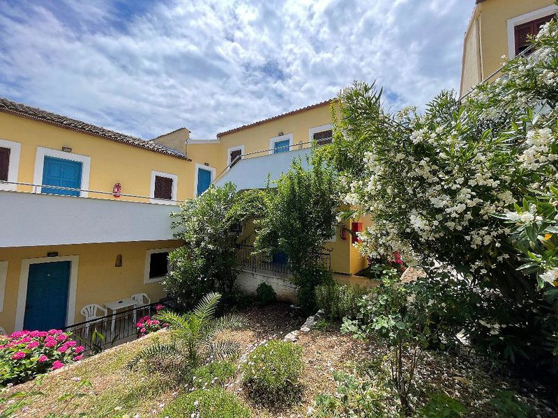 Hotel Sunflower Apartments & Studios