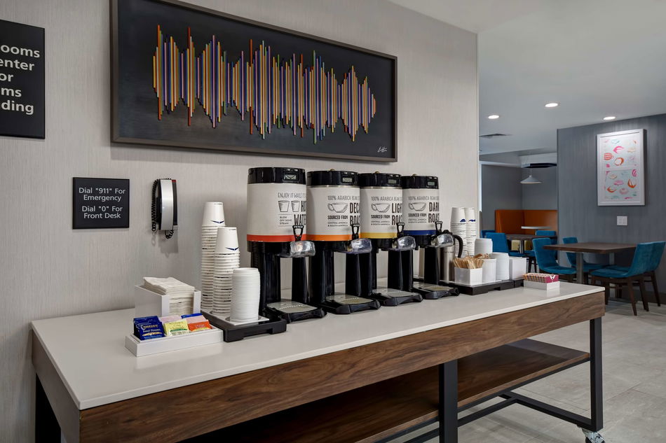 Hampton Inn NY-JFK Bar
