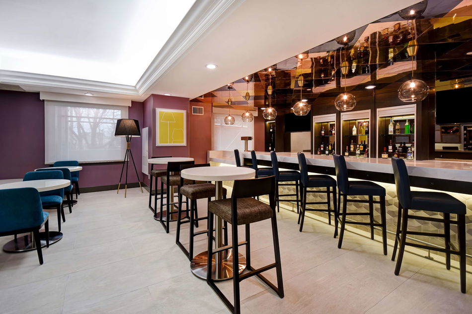 Hampton Inn NY-JFK Bar