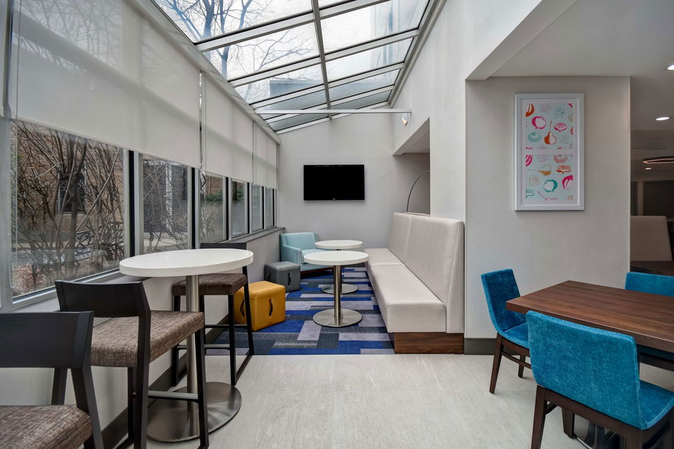 Hampton Inn NY-JFK Bar