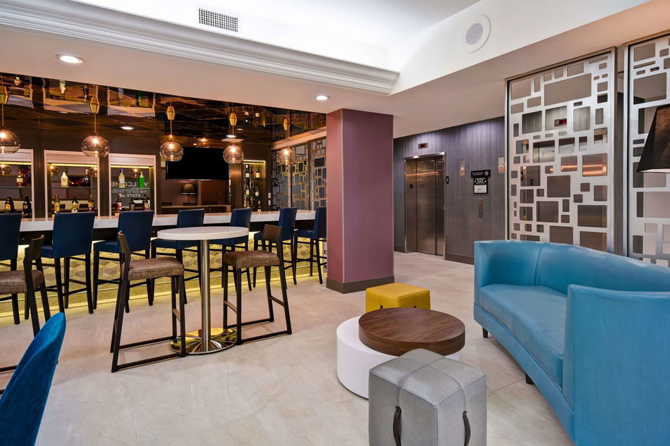 Hampton Inn NY-JFK Bar