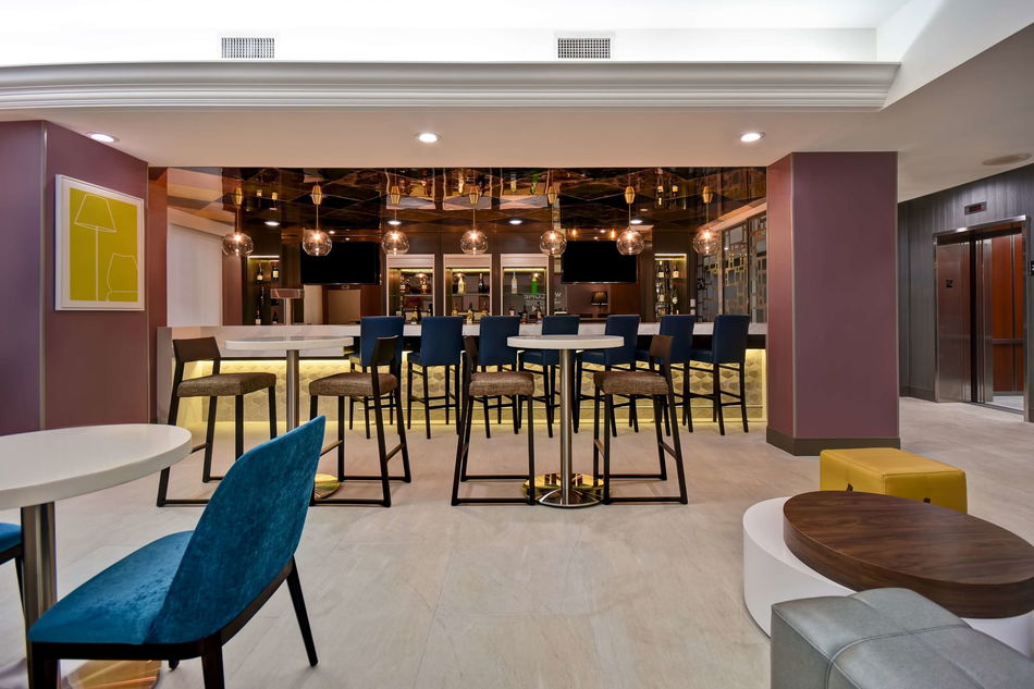 Hampton Inn NY-JFK Bar