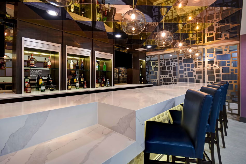 Hampton Inn NY-JFK Bar