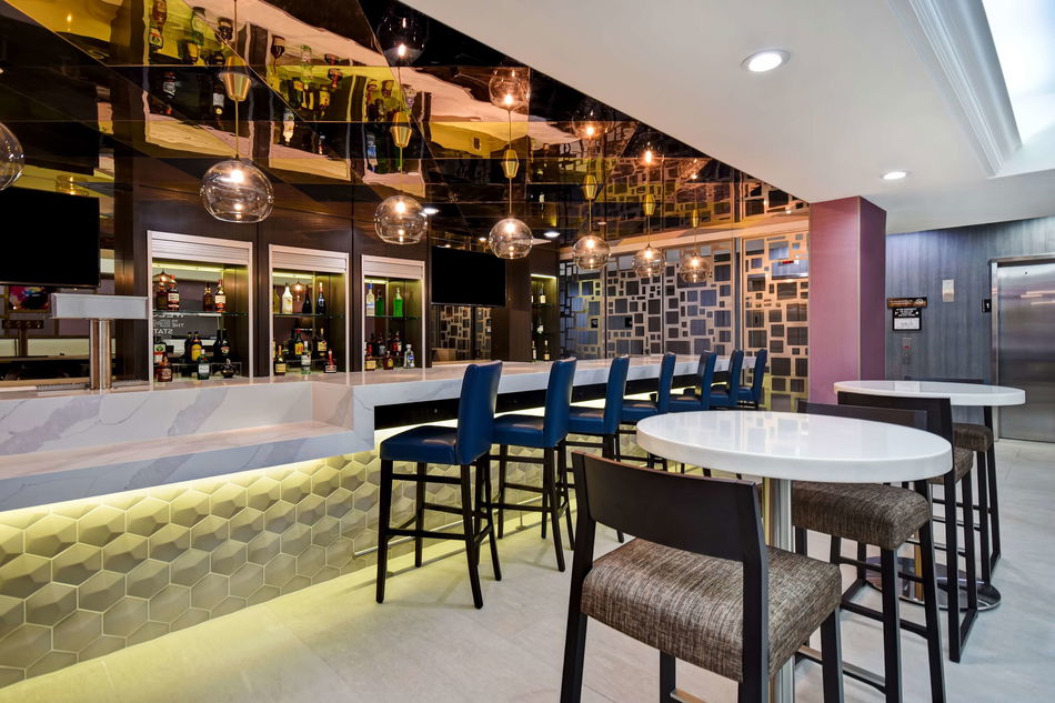Hampton Inn NY-JFK Bar