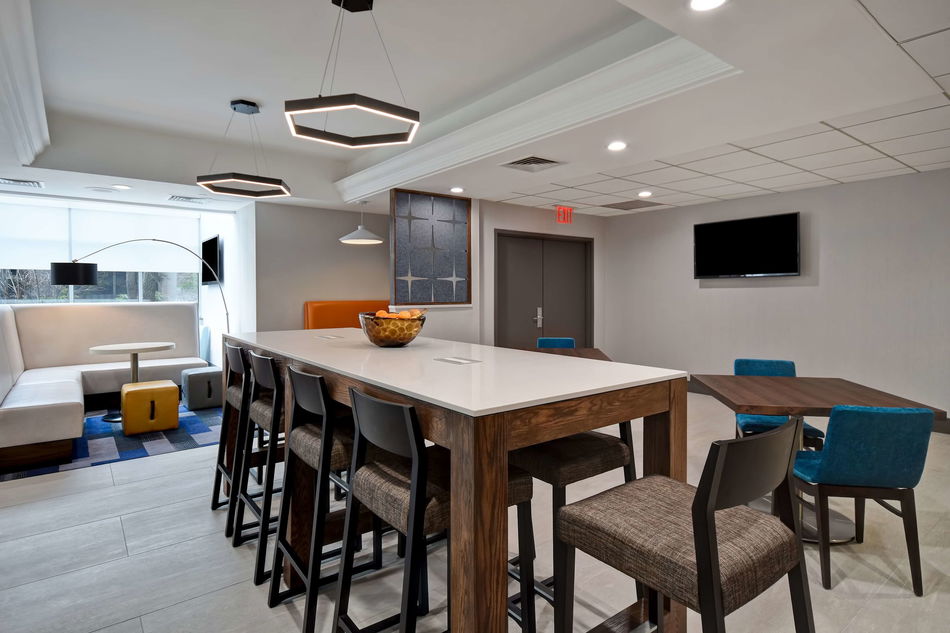 Hampton Inn NY-JFK Bar