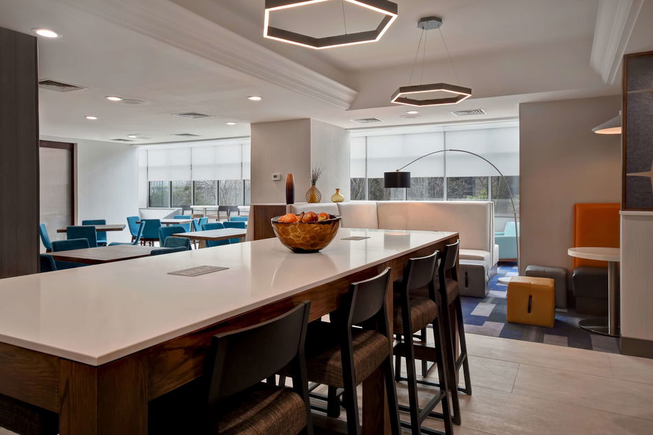 Hampton Inn NY-JFK Bar