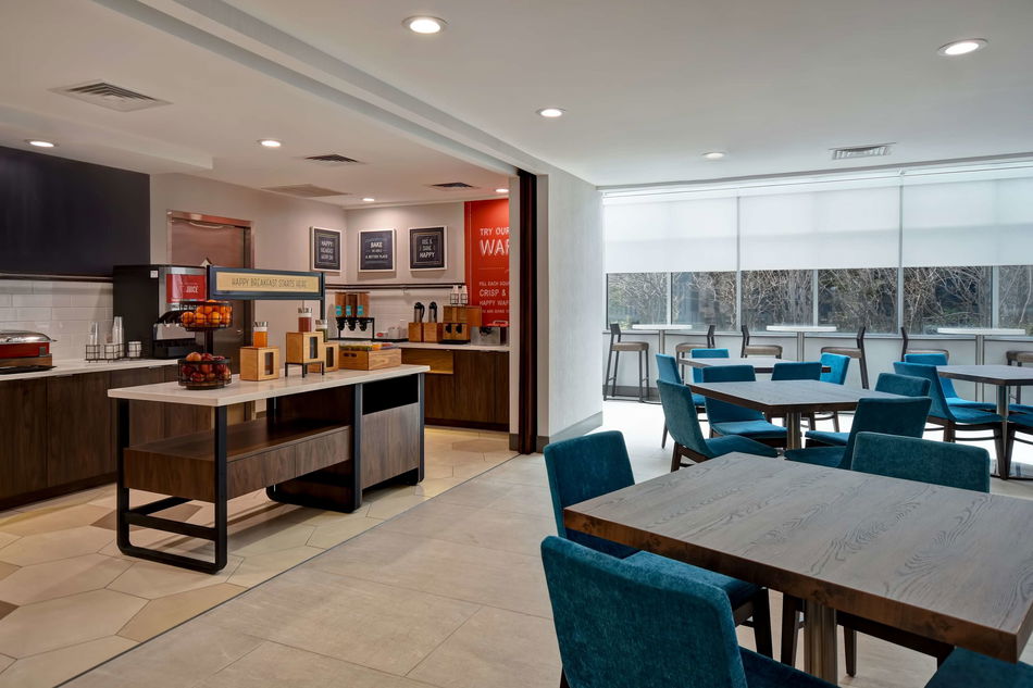 Hampton Inn NY-JFK Bar