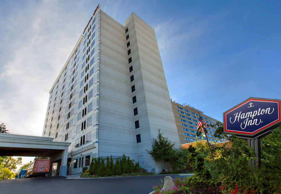 Hampton Inn NY-JFK Exterior