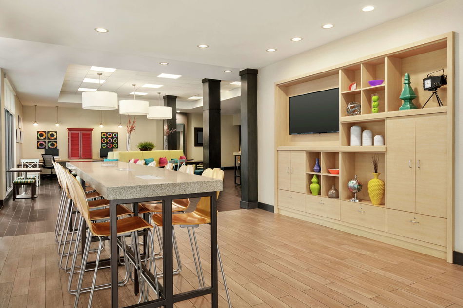 Home2 Suites by Hilton New York Long Island City/ Manhattan View Bar