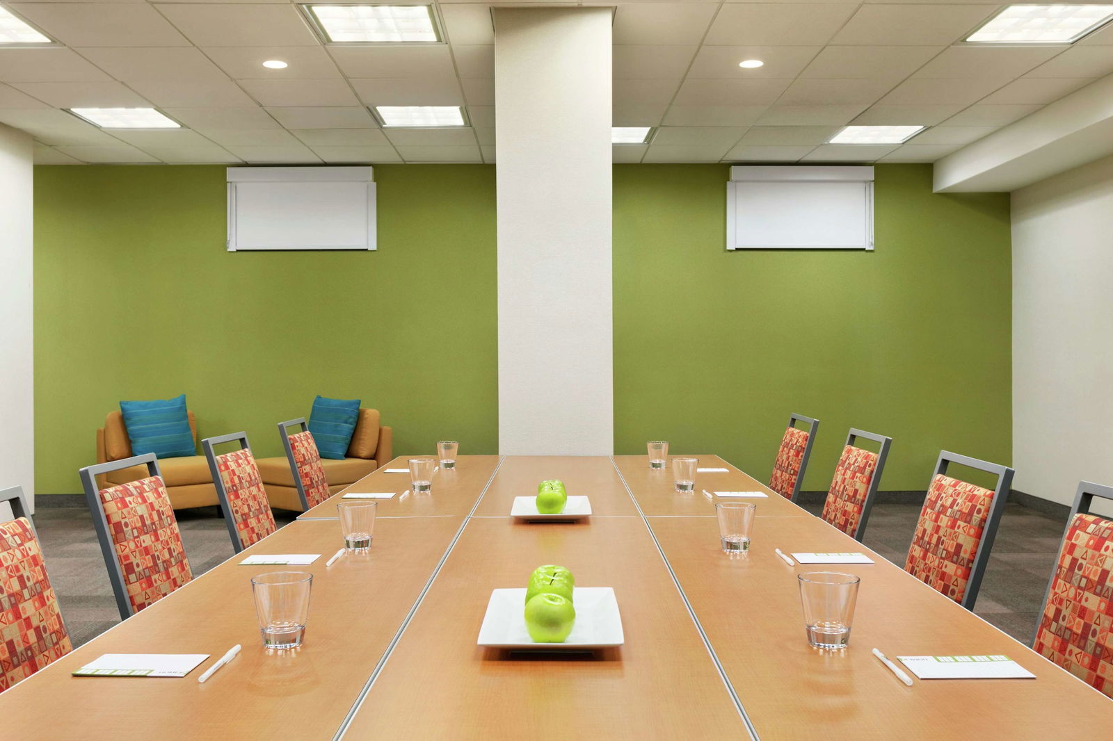 Home2 Suites by Hilton New York Long Island City/ Manhattan View Conference Room