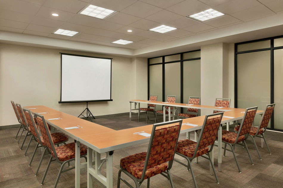 Home2 Suites by Hilton New York Long Island City/ Manhattan View Conference Room