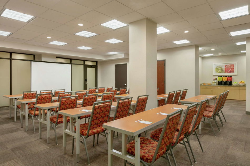 Home2 Suites by Hilton New York Long Island City/ Manhattan View Conference Room